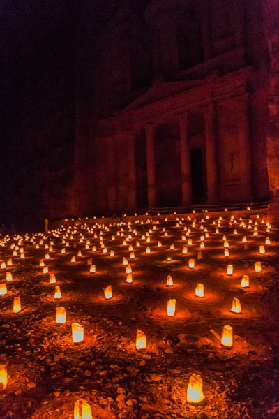 Velas Brilhando Frente Templo Khazneh Tesouro Cidade Antiga Petra Jordânia — Fotografia de Stock