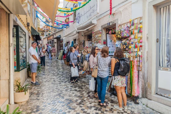 Sintra Portugal Октября 2017 Туристы Узкой Улице Синтре Португалия — стоковое фото