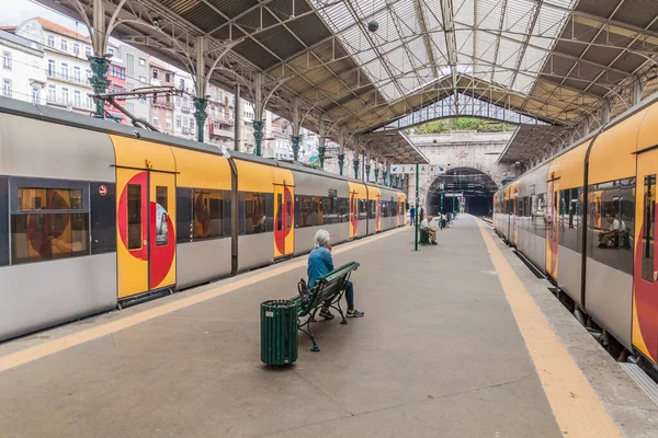 葡萄牙波尔图 2017年10月16日 在葡萄牙波尔图圣本托火车站的火车 — 图库照片