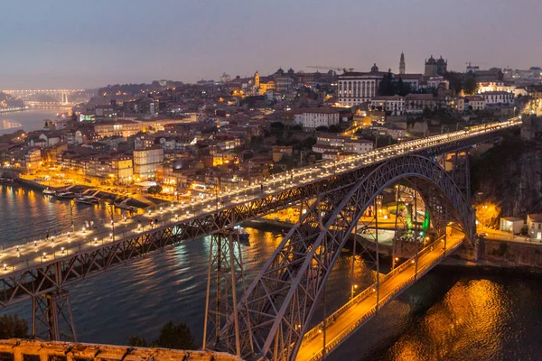 ポルトガルのポルト ポルトガルのドゥオーロ川にかかるドム ルイス橋の夕景 — ストック写真