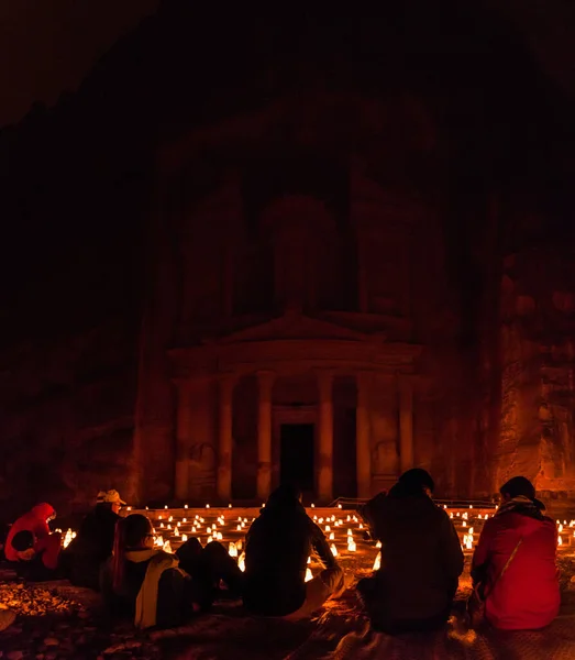 Petra Jordão Março 2017 Turistas Observam Templo Khazneh Tesouro Antiga — Fotografia de Stock