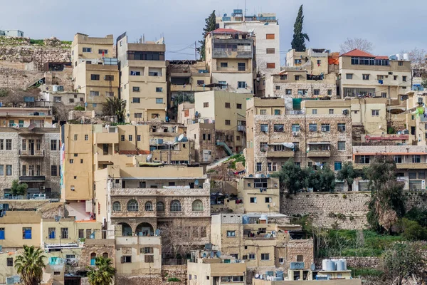 Ürdün 'ün başkenti Amman' ın merkezindeki tepelerdeki evlerin manzarası