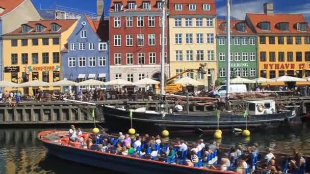 Barrio Nyhavn y barcos en Copenhague Dinamarca — Vídeos de Stock