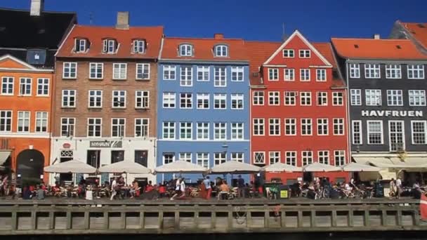 Az emberek ülnek éttermek és kávézók Nyhavn kerület Koppenhága, Dánia — Stock videók