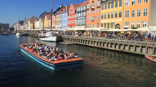 Turyści na łodzi w dzielnicy Nyhavn w Kopenhadze, Dania — Wideo stockowe