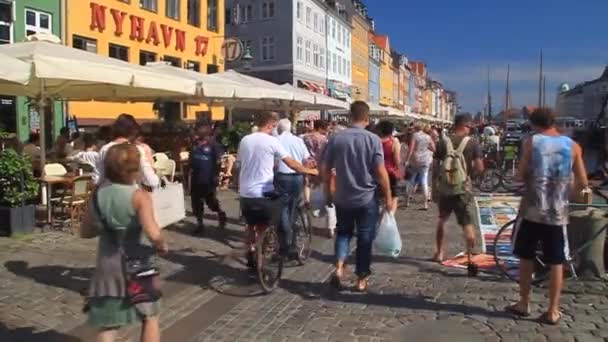 La gente cammina nel distretto di Nyhavn a Copenaghen, Danimarca — Video Stock