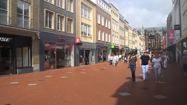 Eople passeio na rua pedonal no centro de Eindhoven, Países Baixos — Vídeo de Stock