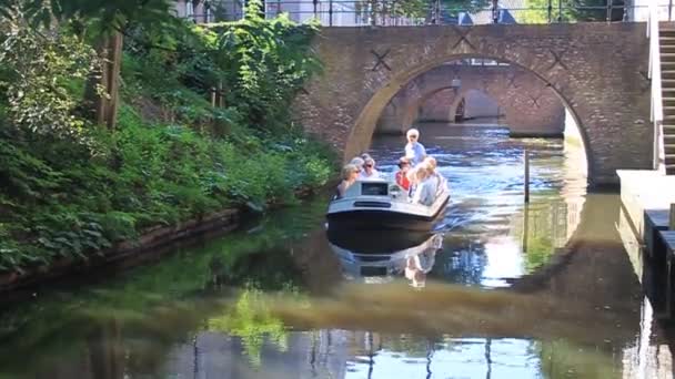 Barco turístico en un canal en Den Bosch, Países Bajos — Vídeos de Stock