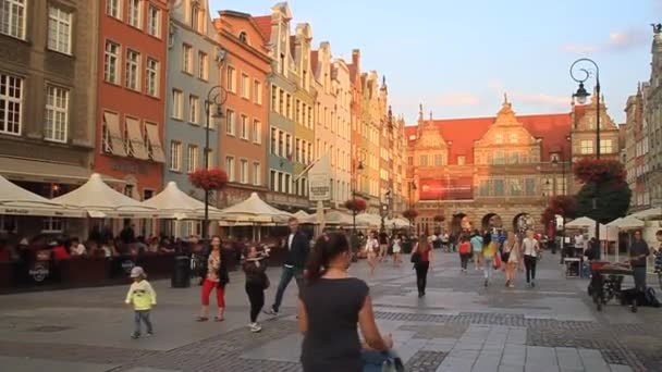 Wieczorny widok ludzi spacerujących po zabytkowych domach na Placu Długiego Targu w Gdańsku, Polska. — Wideo stockowe