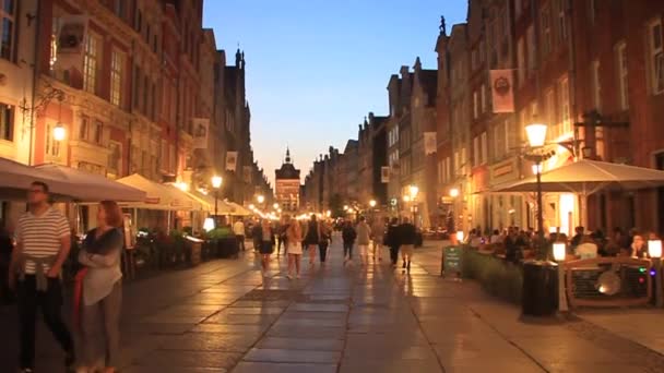 Polonya 'nın Gdansk kentindeki Long Dluga caddesinde yürüyen insanların akşam manzarası — Stok video