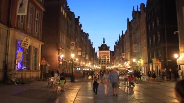 Vista nocturna de la gente caminando por la calle Long Dluga en Gdansk, Polonia — Vídeo de stock
