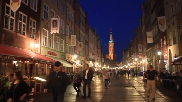 Polonya 'nın Gdansk kentindeki Long Dluga caddesinde yürüyen insanların akşam manzarası — Stok video