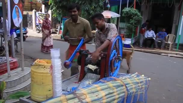 Fabricantes de caldo de cana de açúcar de rua em Kolkata, Índia — Vídeo de Stock