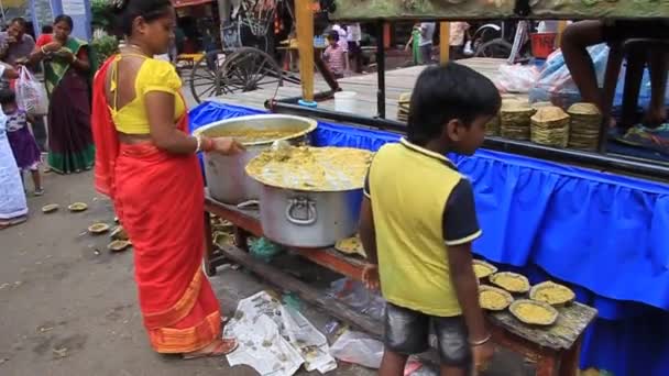 Street κουζίνα διανομή δωρεάν τροφίμων κοντά στο ναό Kalighat στην Καλκούτα, Ινδία. — Αρχείο Βίντεο