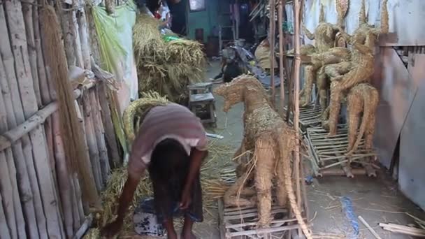 Taller de fabricación de ídolos de dioses hindúes. Kolkata India — Vídeo de stock