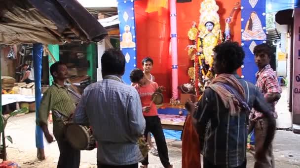 インド、コルカタの女神カリの神社のミュージシャン — ストック動画