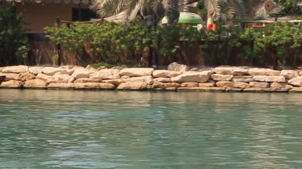 Malá turistická loď míjející Madinat Jumeirah v Dubaji, Uae — Stock video