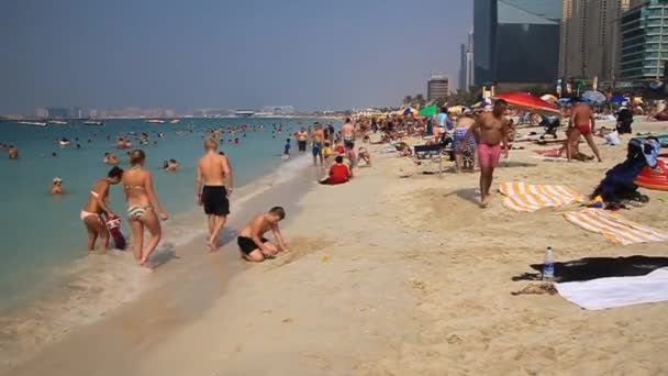 Pessoas em Marina Beach em Dubai, Emirados Árabes Unidos — Vídeo de Stock