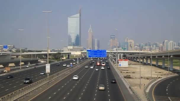 Транспорт на Шейх Заїд дорозі в Дубаї, Об "єднані Арабські Емірати — стокове відео