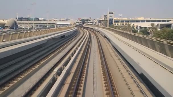 Faixas de um trecho elevado do metrô de Dubai, Emirados Árabes Unidos — Vídeo de Stock