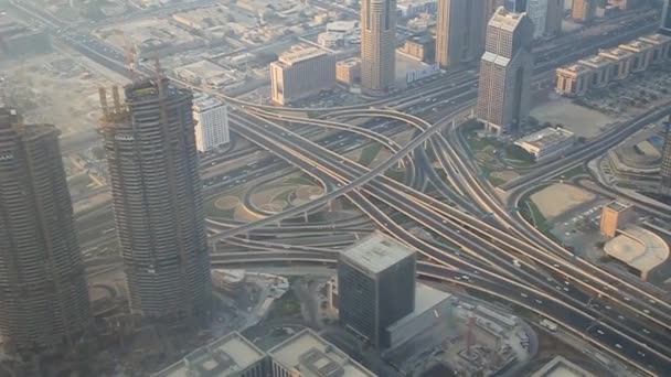 Vista aérea de una intersección de carreteras en Dubai, Emiratos Árabes Unidos — Vídeos de Stock