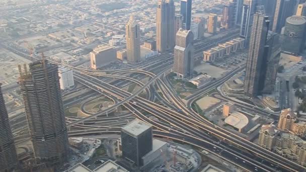 Vista aérea de una intersección de carreteras en Dubai, Emiratos Árabes Unidos — Vídeos de Stock