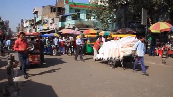 Tráfego de rua no centro de Delhi, Índia — Vídeo de Stock