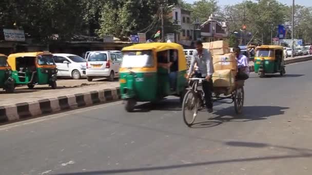 Tráfico callejero en el centro de Delhi, India — Vídeos de Stock