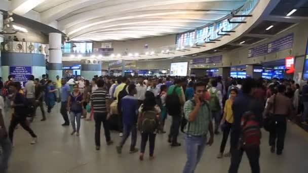 Pendolari a Rajiv Chowk stazione della metropolitana nel centro di Delhi, India . — Video Stock
