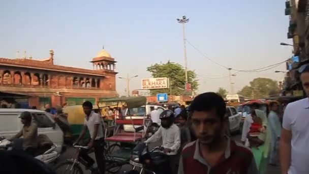 Tráfego em frente à mesquita Jama Masjid no centro de Delhi, Índia . — Vídeo de Stock