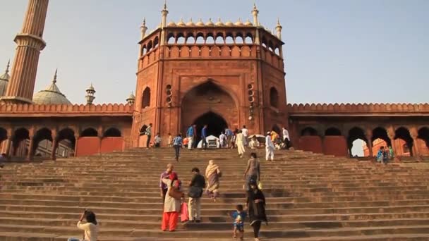 Poort van Jama Masjid moskee in het centrum van Delhi, India. — Stockvideo