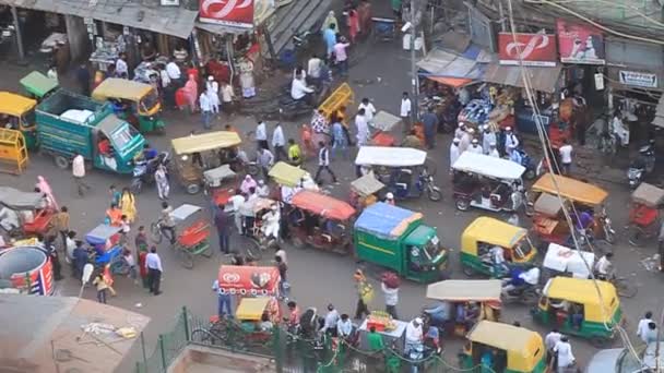 Уличное движение в центре Дели, Индия — стоковое видео