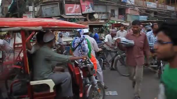 Уличное движение в центре Дели, Индия — стоковое видео