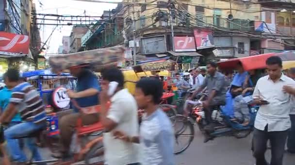 Tráfego de rua no centro de Delhi, Índia — Vídeo de Stock