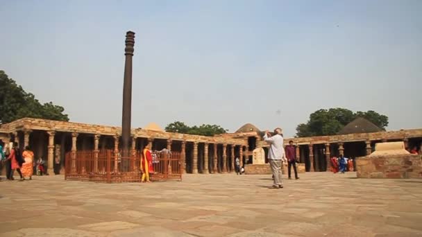 Les touristes visitent le complexe Qutub à Delhi, en Inde. pilier de fer visible — Video