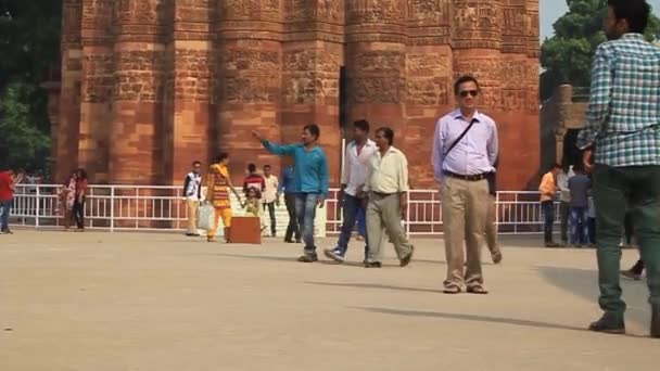 A turisták meglátogatják a Qutub komplexumot Delhiben, Indiában. Qutub Minar minaret látható — Stock videók