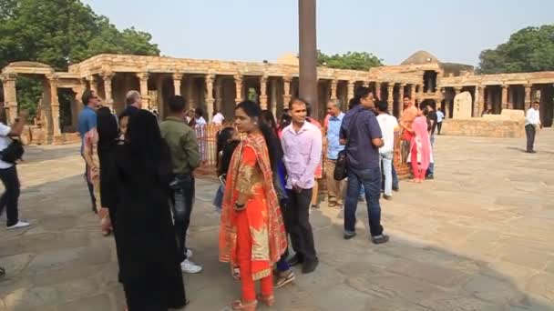 Wisatawan mengunjungi kompleks Qutub di Delhi, India. Pilar besi terlihat — Stok Video