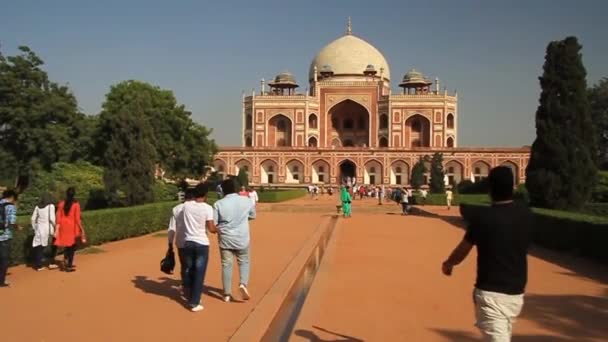 Turisté navštívit Humayun hrob v Dillí Indie — Stock video
