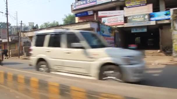 Przejechać przez ruch uliczny w Varanasi Indie — Wideo stockowe