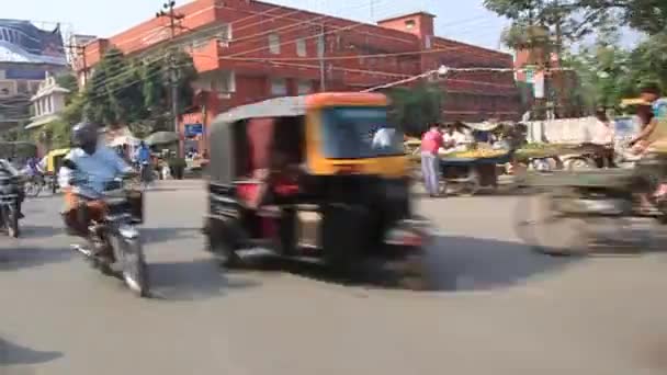 Paseo a través del tráfico callejero en Varanasi India — Vídeos de Stock