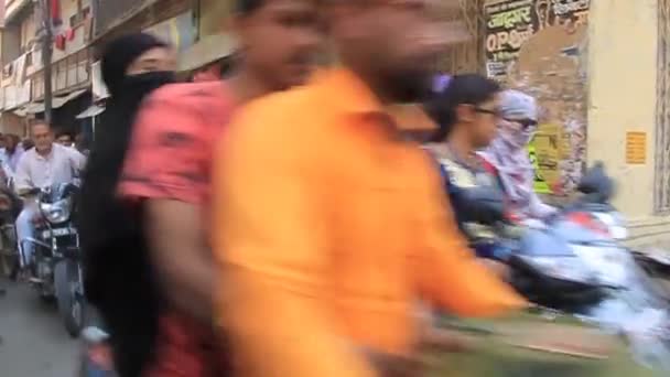 Rid genom gatutrafiken i Varanasi Indien — Stockvideo