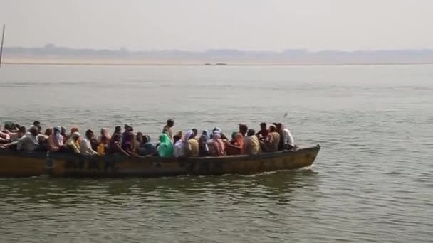 Μικρό σκάφος που μεταφέρει ντόπιους κοντά στην όχθη του ποταμού Ghats και οδηγεί στις όχθες του ποταμού Γάγγη στο Βαρανάσι της Ινδίας Βίντεο Κλιπ