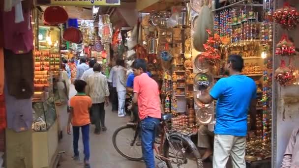 インドのバラナシにある細い路地の眺め — ストック動画