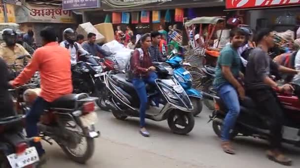 印度瓦拉纳西繁忙拥挤街道上的交通情况 — 图库视频影像