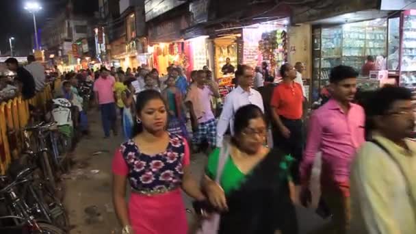 Människor på en fullsatt gata i Varanasi, Indien — Stockvideo