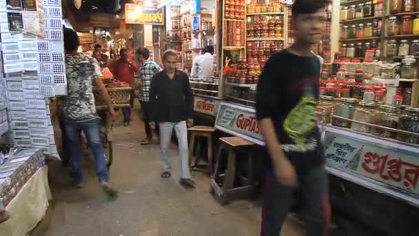 Pohled na úzkou uličku s pouličními stánky ve Varanasi, Indie. — Stock video