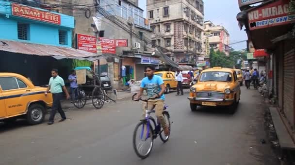 Vista del Hindustán amarillo Embajador taxi en el centro de Calcuta, India — Vídeos de Stock