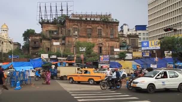 Kolkata, Hindistan 'ın merkezinde bir cadde manzarası — Stok video