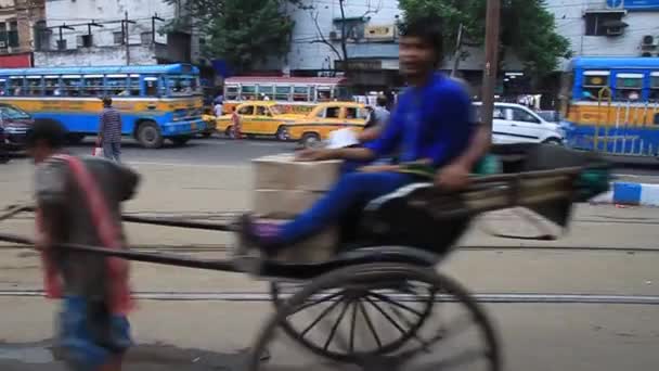 Tráfico callejero en el centro de Calcuta, India — Vídeos de Stock