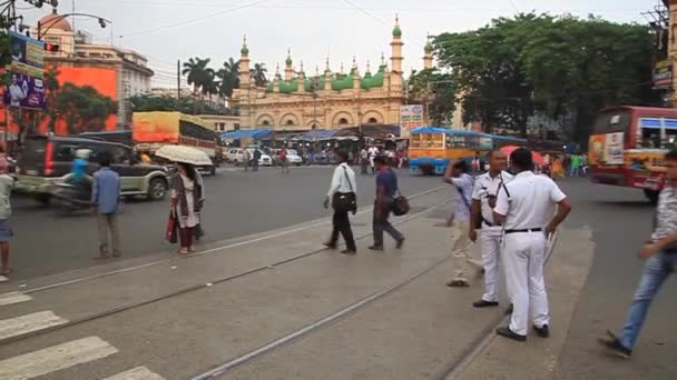 Straßenverkehr im Zentrum von Kolkata, Indien — Stockvideo